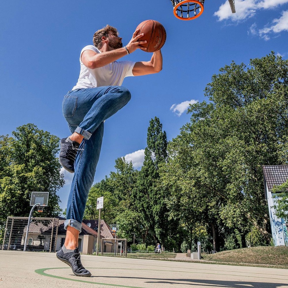 Barfußschuhe Mann mit Ball